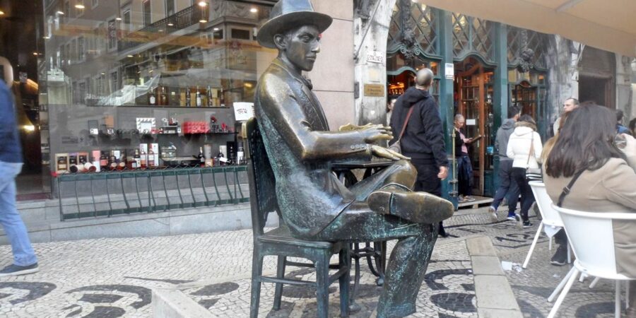 estatua-fernando-pessoa-brasieleira